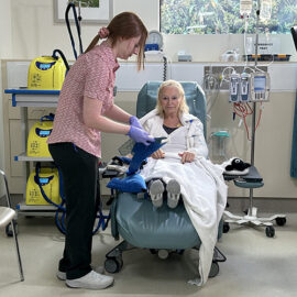 Chemo-cooling-mittens-patient-Anna