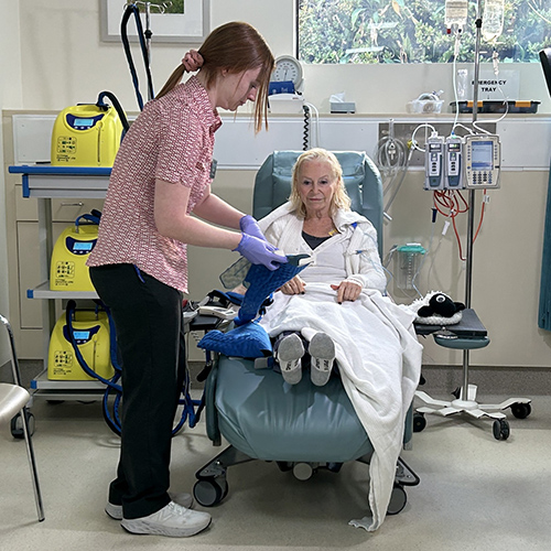Chemo-cooling-mittens-patient-Anna