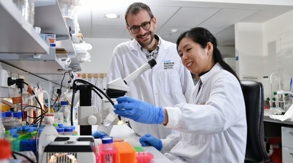 Cabrini Research - Dilys at microscope and Thierry