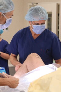 Orthopaedic-surgeon-Mr-Shay=Zayontz-knee-replacement-with-Velys-robot