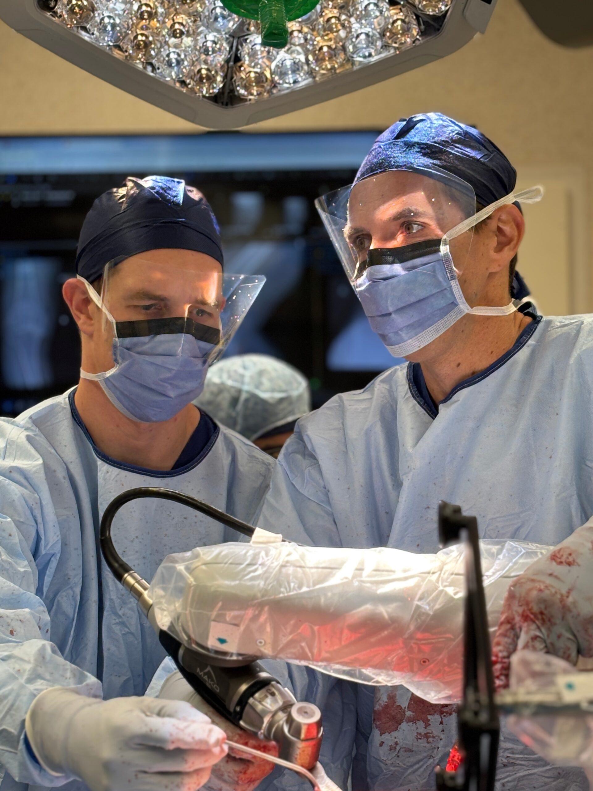 Scott-Tulloch-surgeon-with-Mako-robot